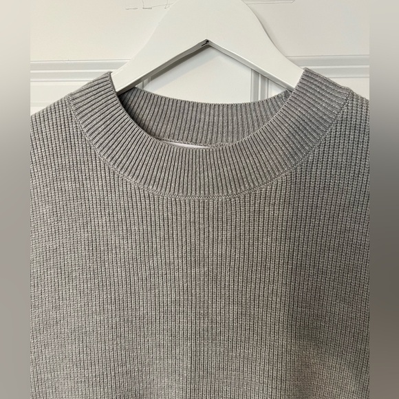 Women’s Amazon gray sleeveless knit sweater top. NEW! - Picture 4 of 5